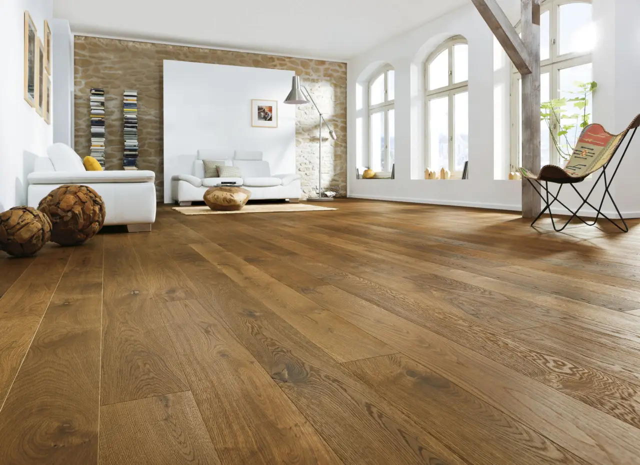 5 errori che rovinano il parquet in estate: ecco cosa evitare subito 5 errori che rovinano il parquet in estate: ecco cosa evitare subito