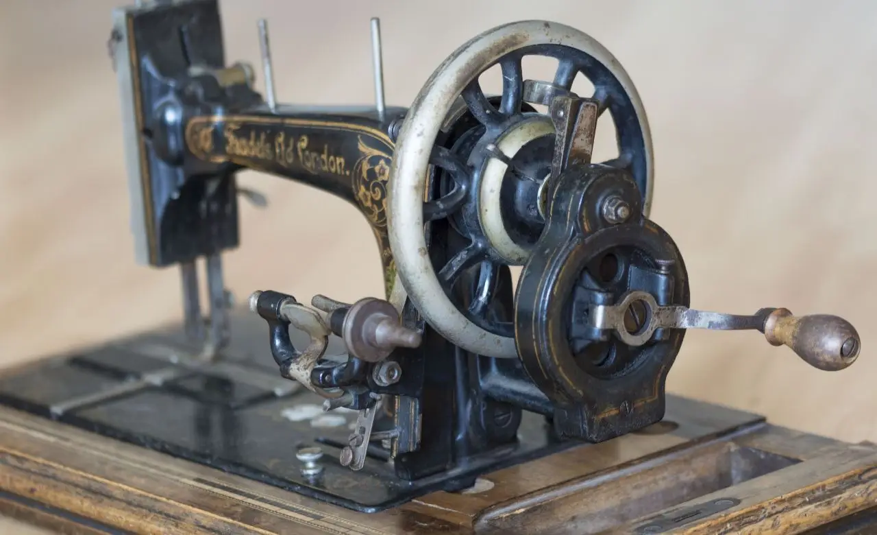 Vecchia macchina da cucito Singer in soffitta? Ecco quanto puoi guadagnare oggi con la valutazione degli antiquari Vecchia macchina da cucito Singer in soffitta? Ecco quanto puoi guadagnare oggi con la valutazione degli antiquari