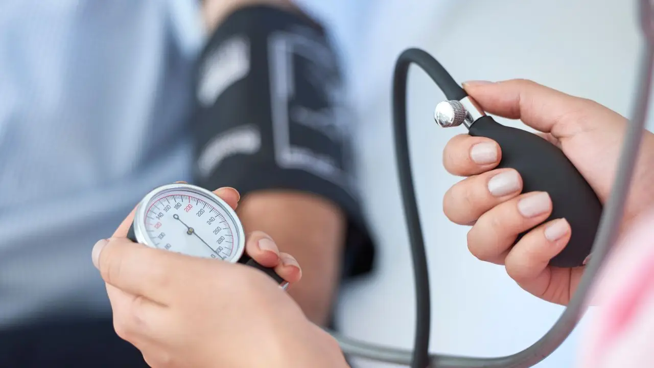 Colazione salata e pressione alta: la soluzione suggerita dai cardiologi italiani