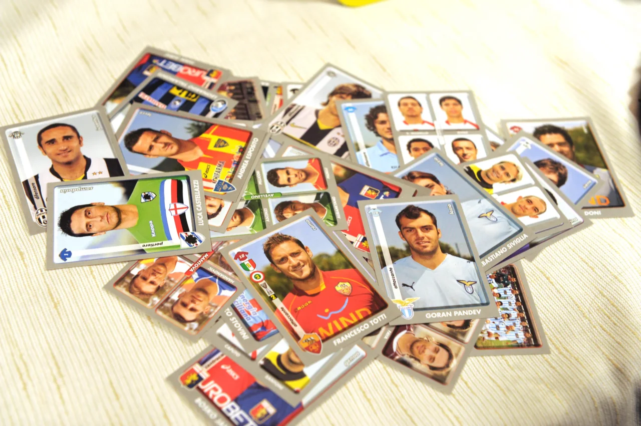 Figurine Panini anni ’80: il modello che oggi supera i 2.000 euro, guida aggiornata dei collezionisti Figurine Panini anni ’80: il modello che oggi supera i 2.000 euro, guida aggiornata dei collezionisti