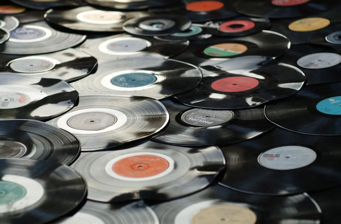 Ecco la lista aggiornata dei dischi in vinile italiani che stanno raggiungendo cifre record nel 2025 Ecco la lista aggiornata dei dischi in vinile italiani che stanno raggiungendo cifre record nel 2025