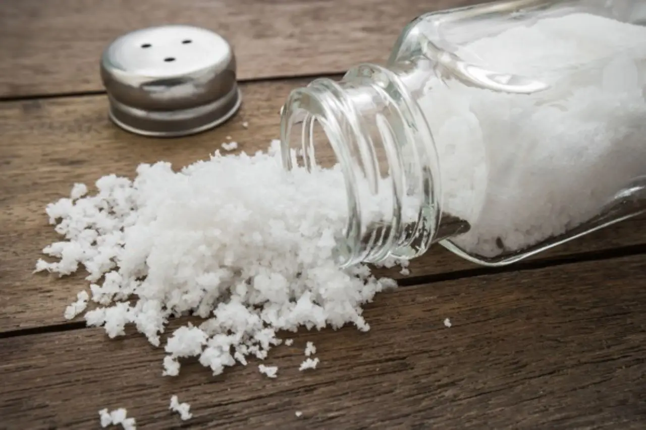 Come usare il sale grosso per eliminare le erbacce: il trucco dei giardinieri Come usare il sale grosso per eliminare le erbacce: il trucco dei giardinieri